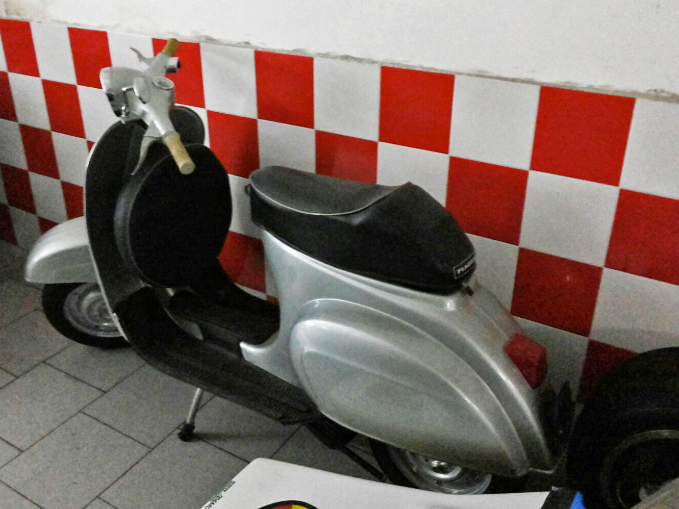 Piaggio_Vespa50L_post