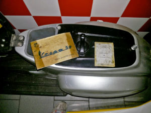 Piaggio_Vespa50L_sottosellalib